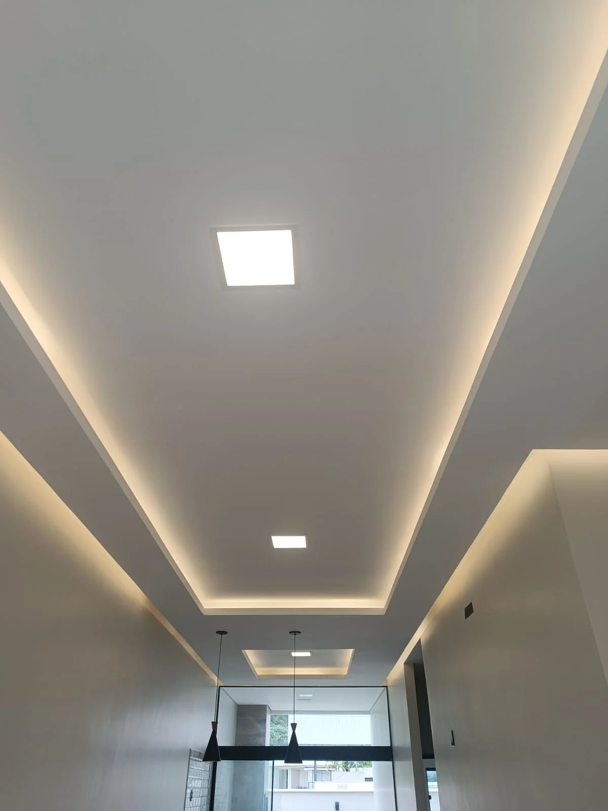 Sanca de gesso corrida em todo o perímetro da circulação, com iluminação indireta