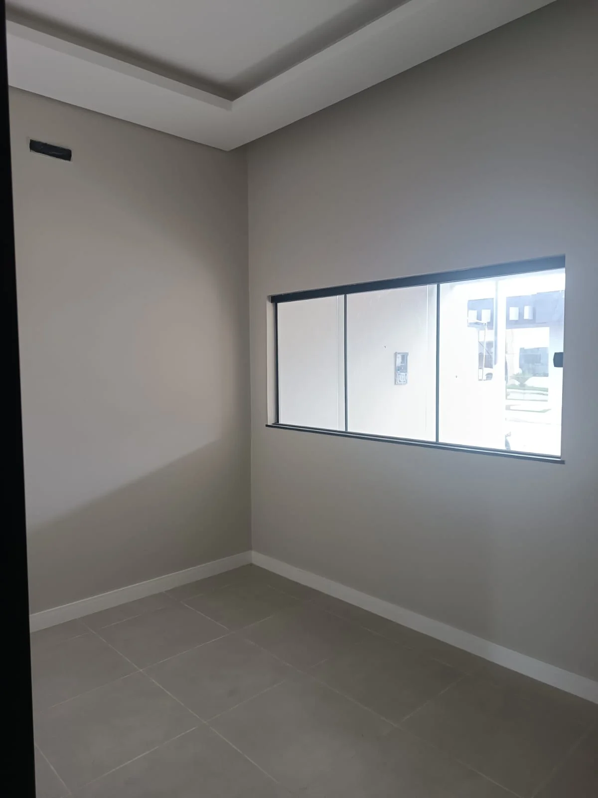 Dormitório com janela ampla e forro rebaixado