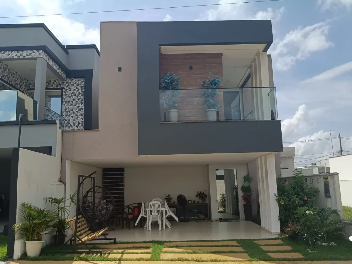 Fachada da casa 712 do Residencial Porto Marina, sobrado com varanda em vidro, já vendida
