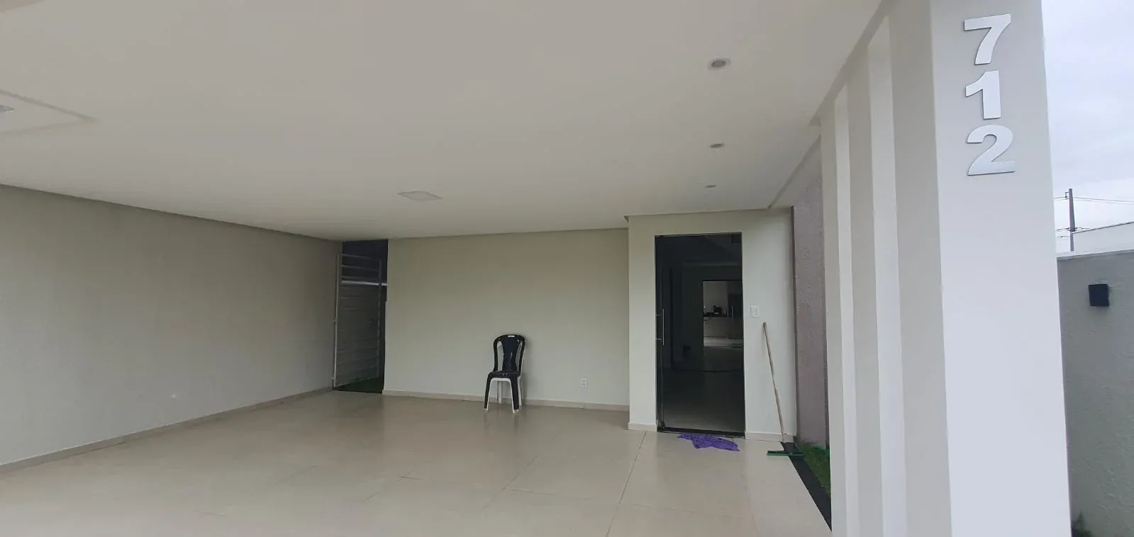 Garagem coberta com o número 712 na coluna