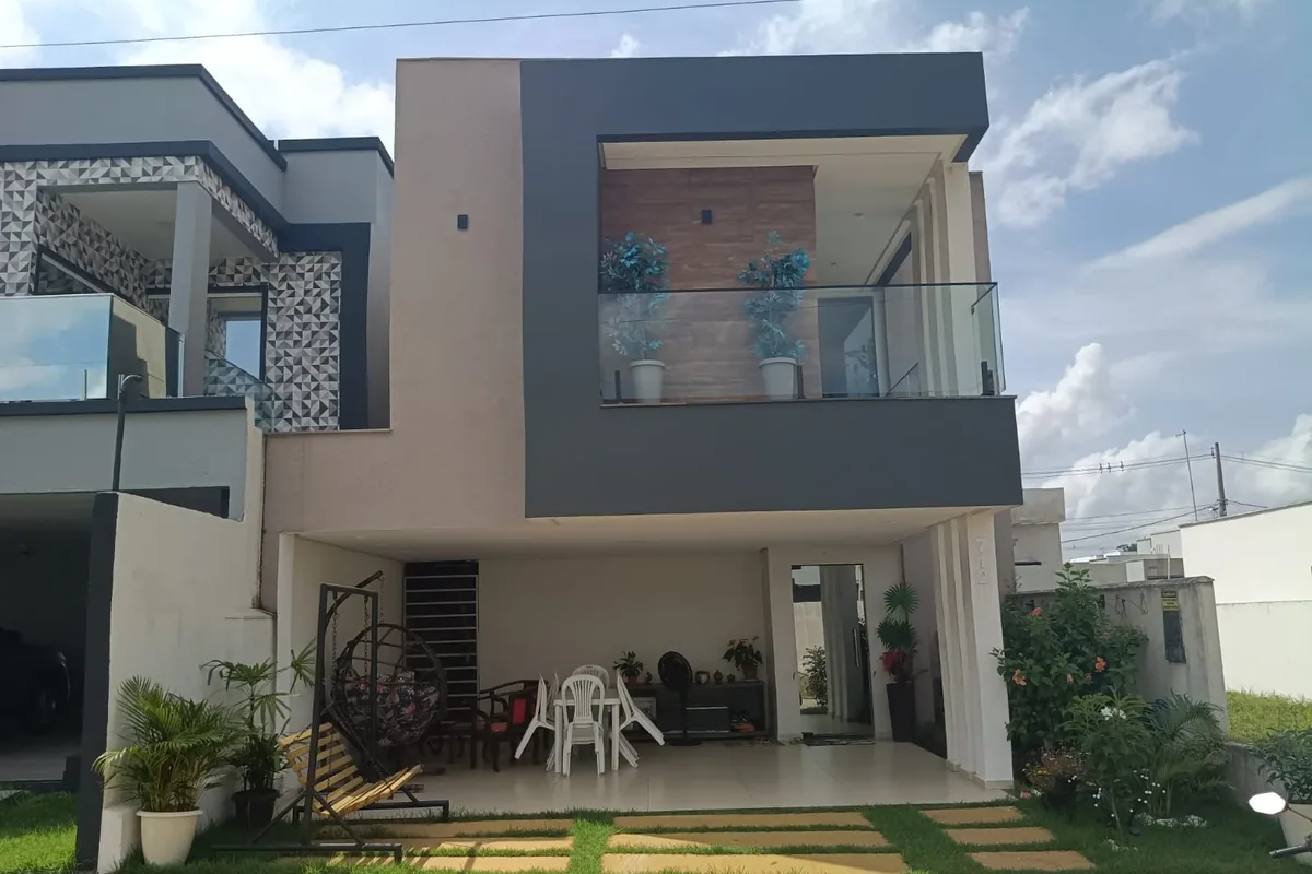 Residência 712 do Porto Marina, sobrado entregue, com fachada em concreto e madeira