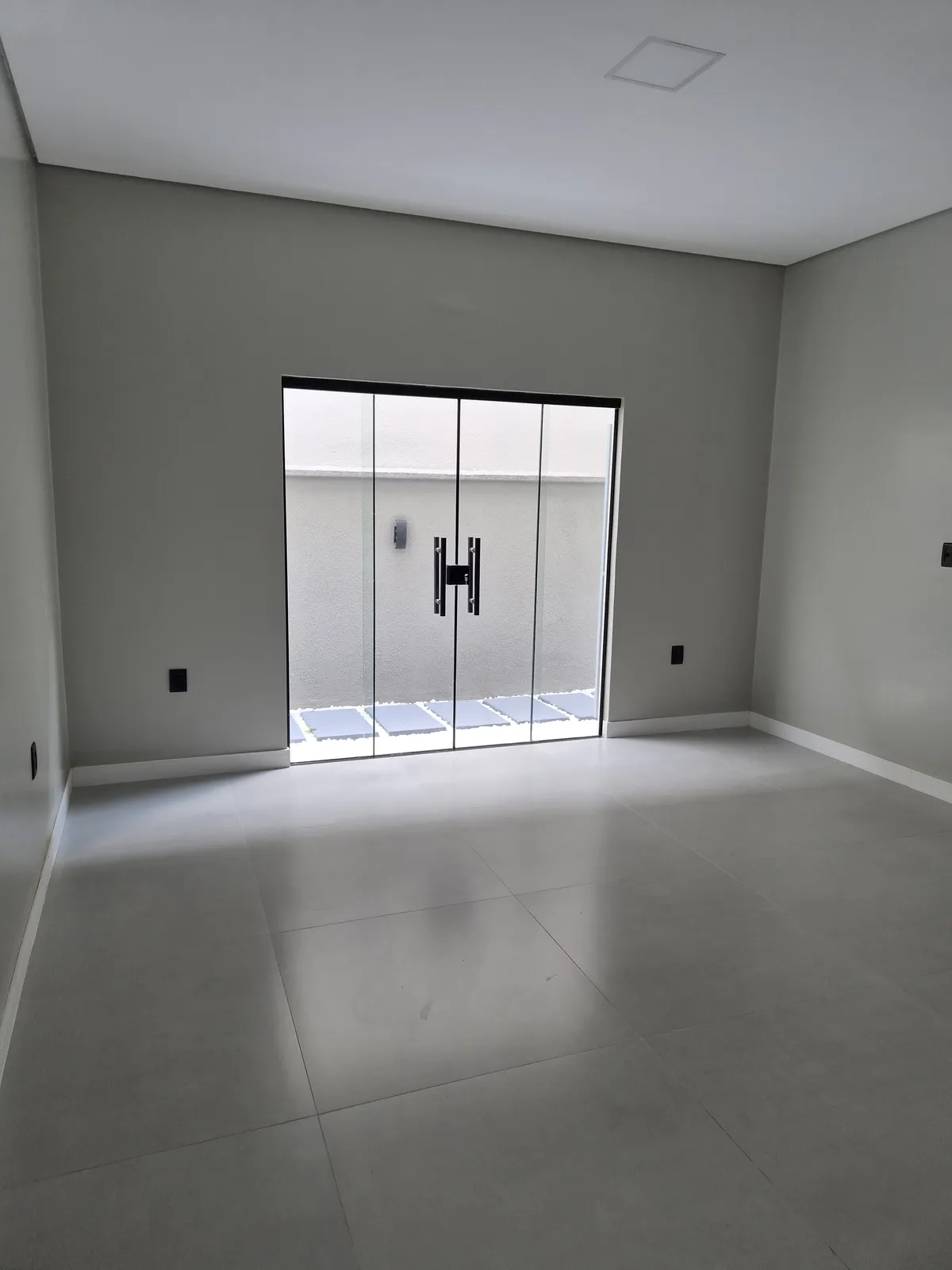 Sala com porta de vidro para o jardim de inverno