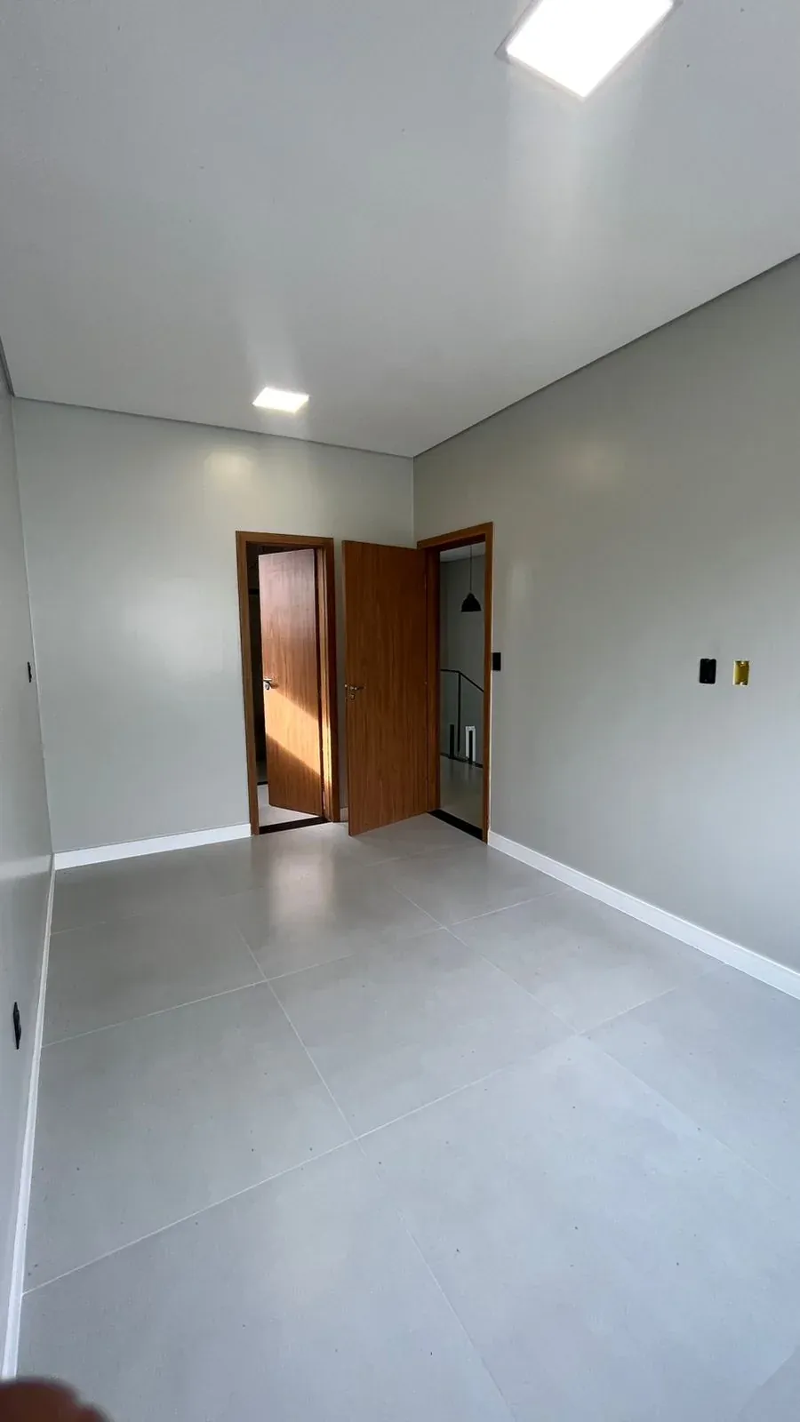 Suíte ampla e iluminada, com portas para closet e circulação
