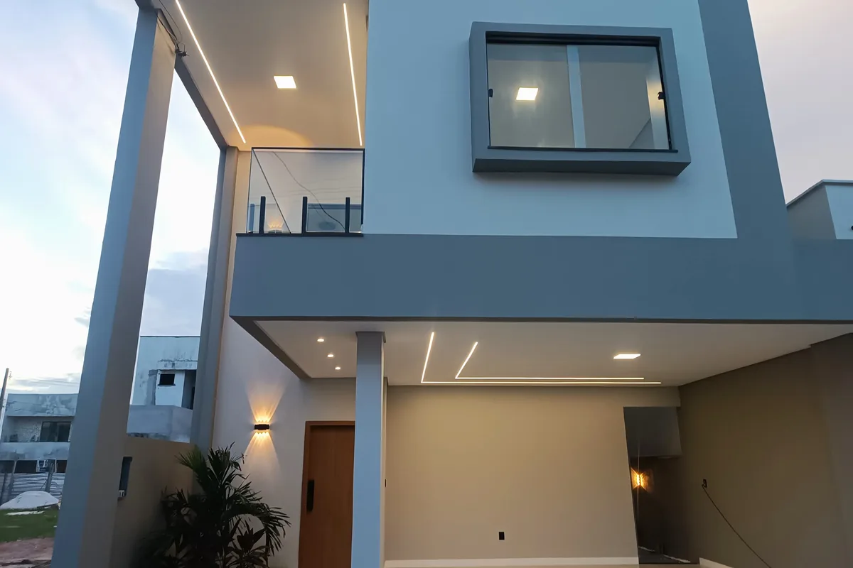 Casa K19 no Quartzo Condomínio Verde, sobrado ao entardecer com garagem coberta