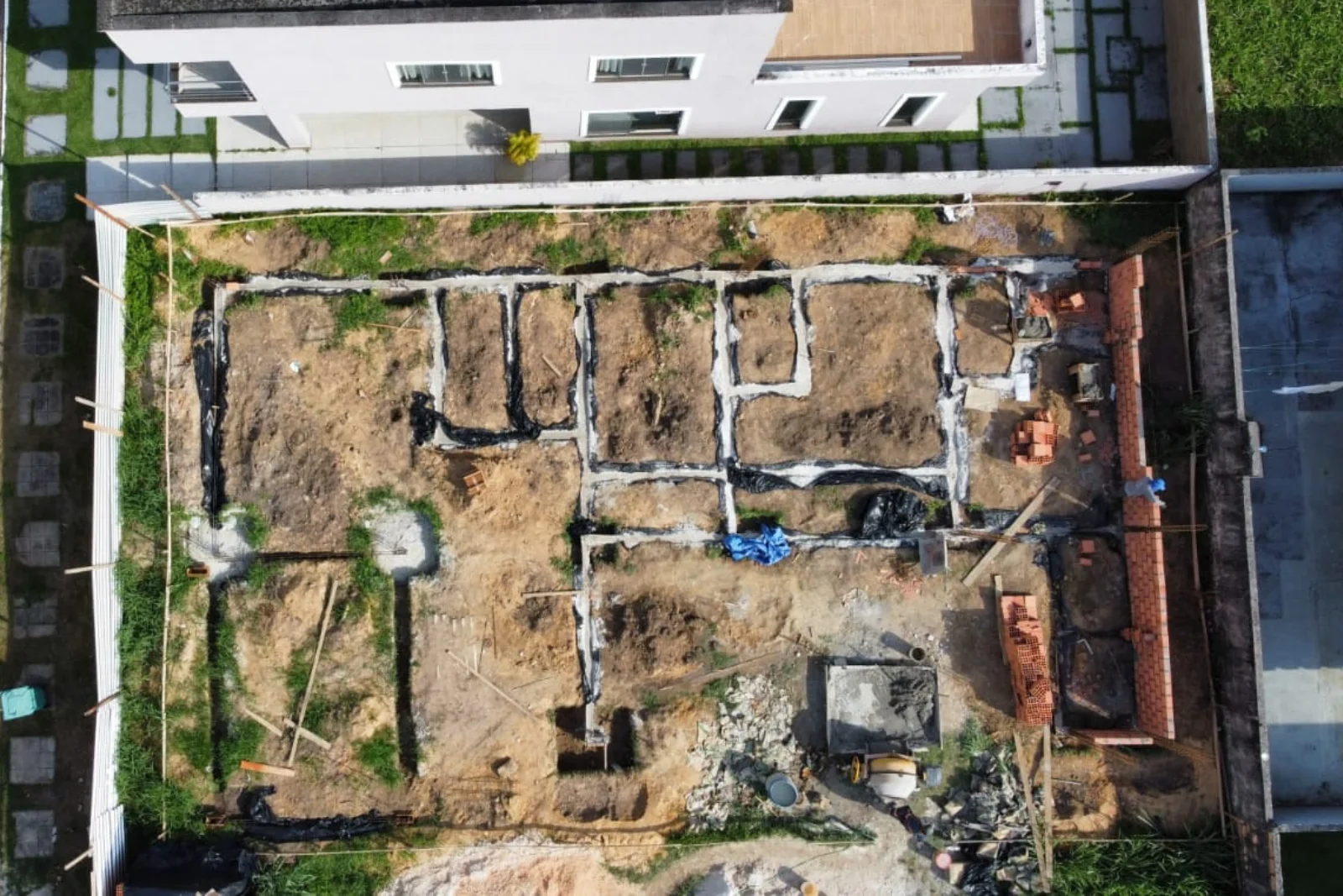 Baldrames concretados e impermeabilizados, com a planta da casa já desenhada no terreno