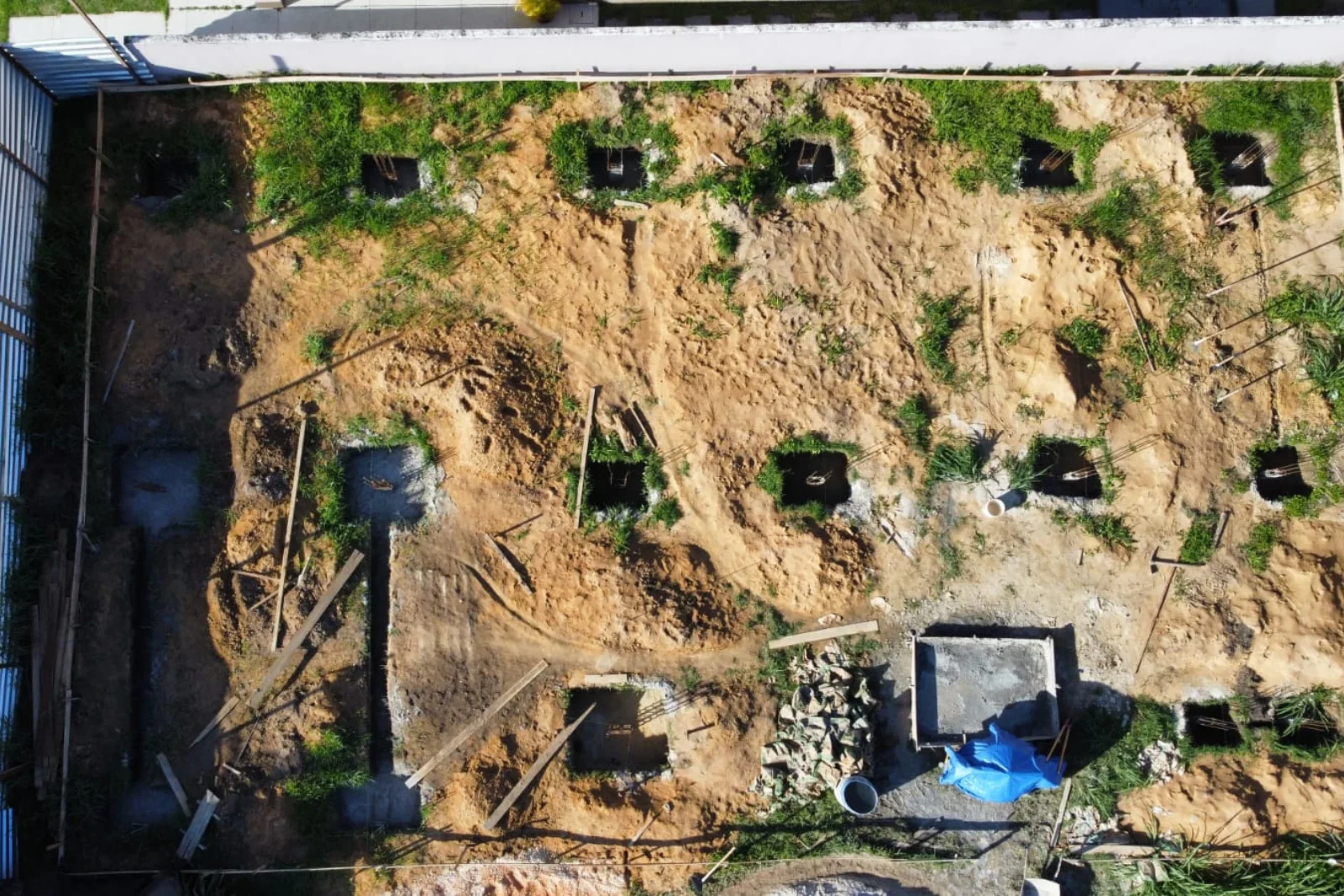 Sapatas escavadas e locadas em todo o terreno, início da fundação