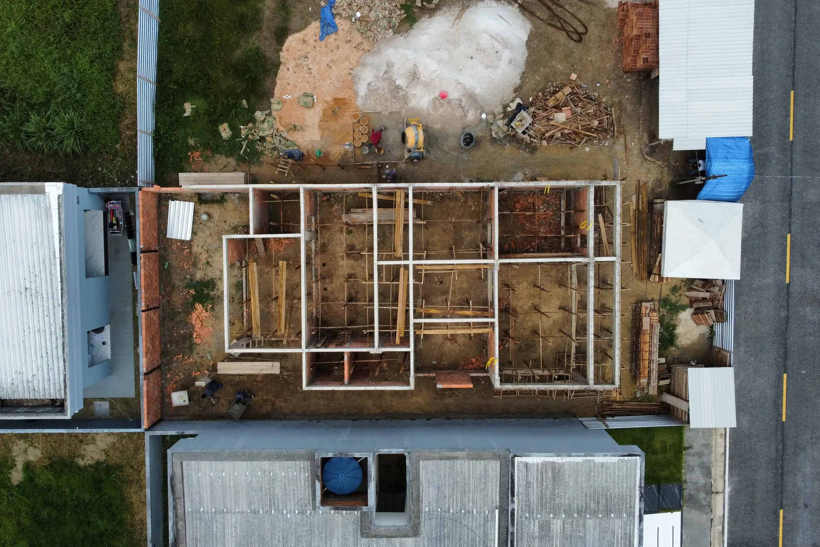 A planta da casa vista de cima, já desenhada em paredes