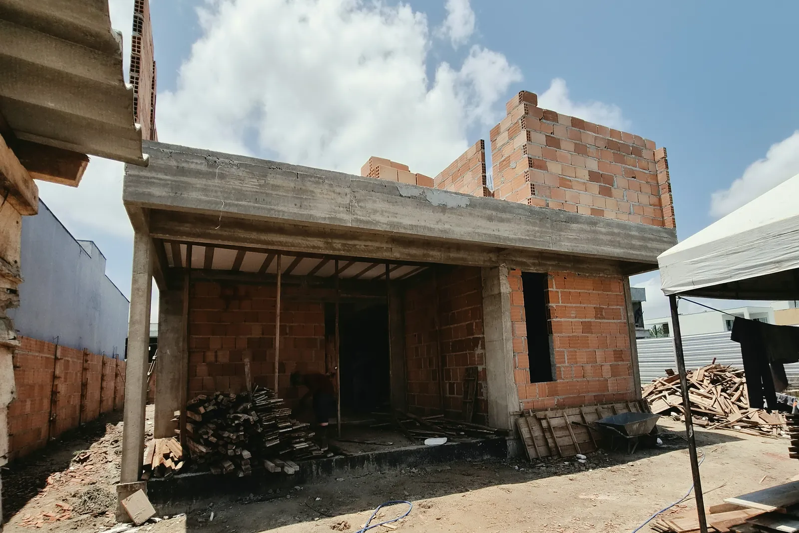 Casa da unidade 24 no Jardins Marselha com a laje concretada e as paredes do pavimento de cima começando