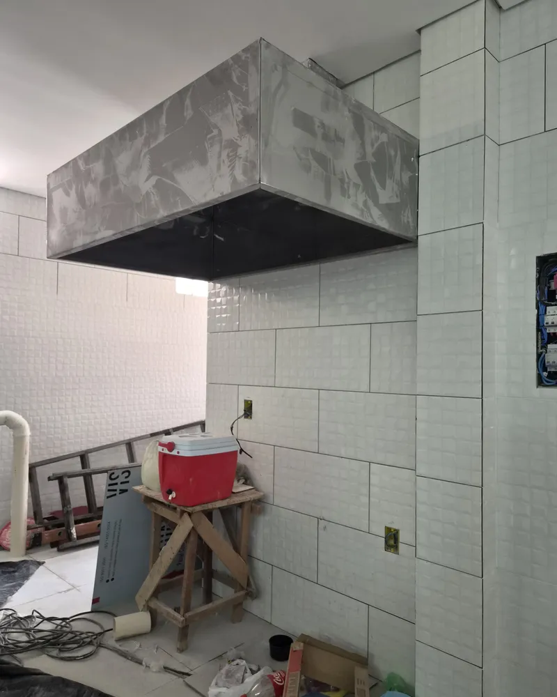 Coifa ainda sem acabamento, com o revestimento branco já assentado em volta