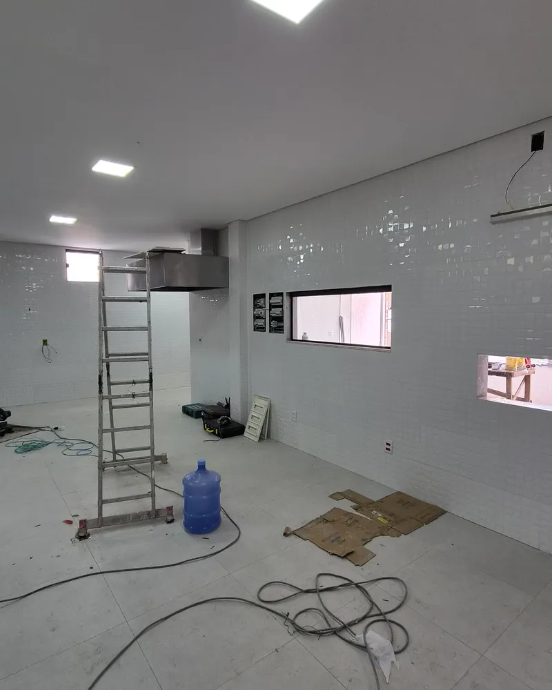 Salão interno revestido, com iluminação embutida no forro