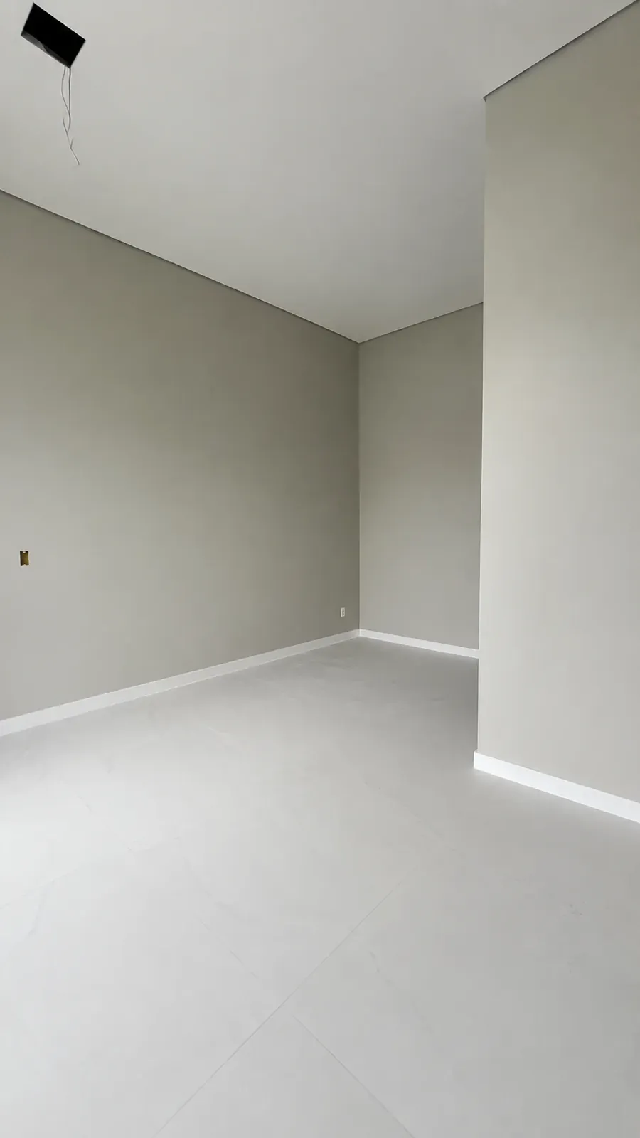 Segundo dormitório pronto, com pintura, porcelanato e rodapé assentados