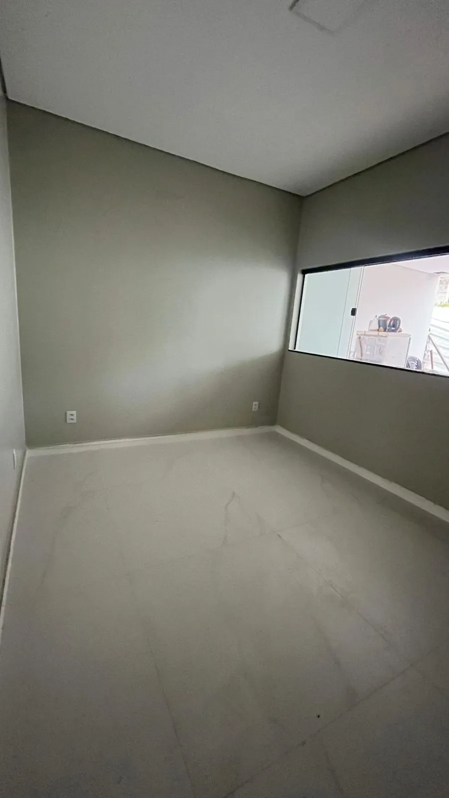Dormitório amplo com janela e piso em porcelanato, já pronto