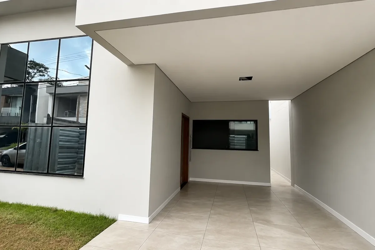 Acesso coberto da casa K18 no Quartzo Condomínio Verde, já entregue
