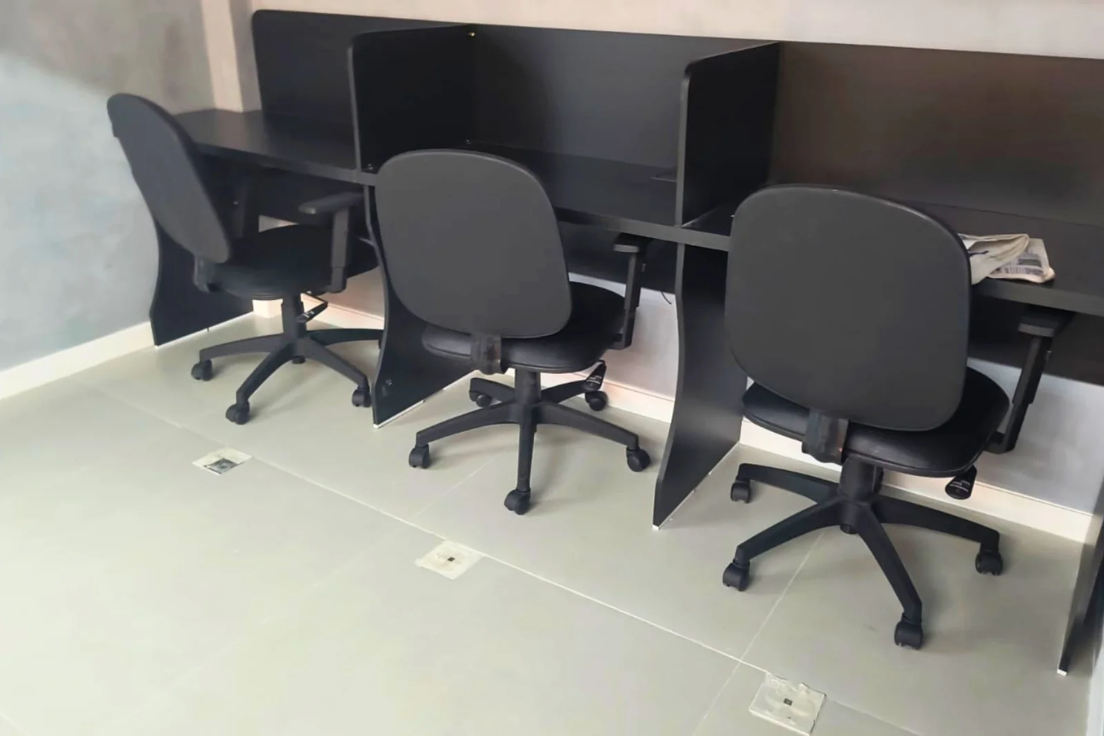 Baias individuais com divisórias e iluminação embutida sob as bancadas