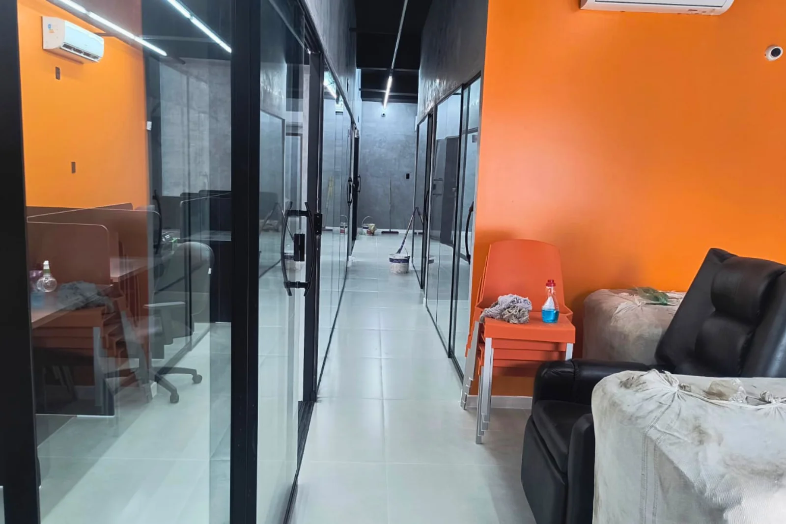 Circulação central, com salas fechadas em vidro dos dois lados